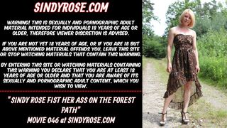 Sindy Rose fist her bum on the forest path