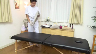 The unscrupulous masseur's rough treatment of unprotected sex! He removes the condom and orgasm inside the busty married woman four