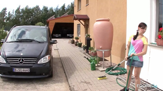 Stepdad shows stepdaughter how to wash the car and cunt