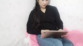 Muslim bitch ne apne BF ko movie call par breasts dikhaya