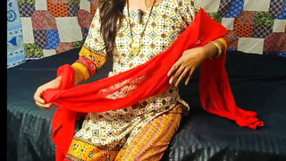 Mami ko bhanja ne Bahla fusla kar chod diya, mami ko Iphone ka jhansa dekar bhanja ne chod diya