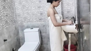 Step sister bathroom me naha rahi thi tabhi jakar mai pel diya