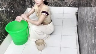 Step mother ko nahate hue dekh melons daba daba kar pela