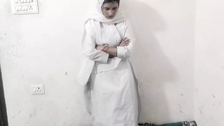 Muslim slut ke abbu jaan ne jabar dasti doodh daba kar pela