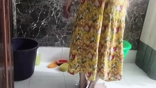 Sister in law ko bathroom me nahate dekh chod diya