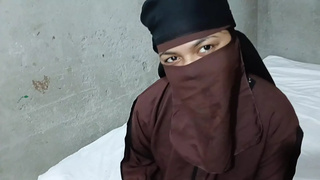 Muslim slut gives gift to house owner